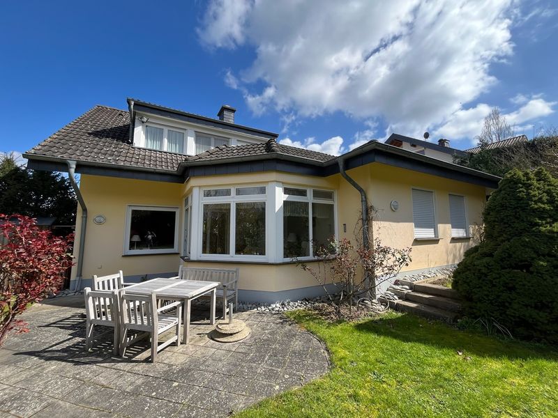 Das perfekte Einfamilienhaus - Einliegerwohnung/Praxis - wunderschönem Garten - Garage - top Lage